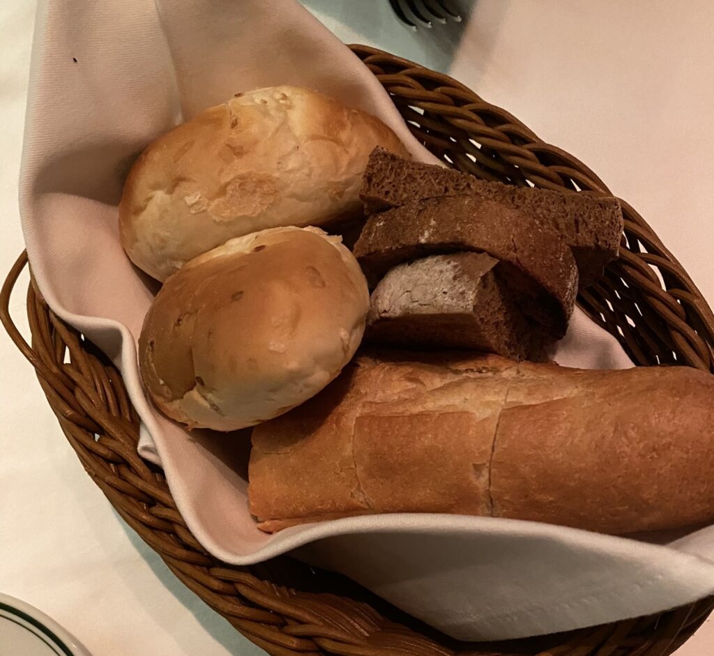 パンはフランスパン、ライ麦パン、玉ねぎ入りのパンと3種類